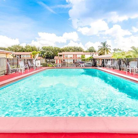 Econo Lodge Inn & Suites Флорида Сити Екстериор снимка