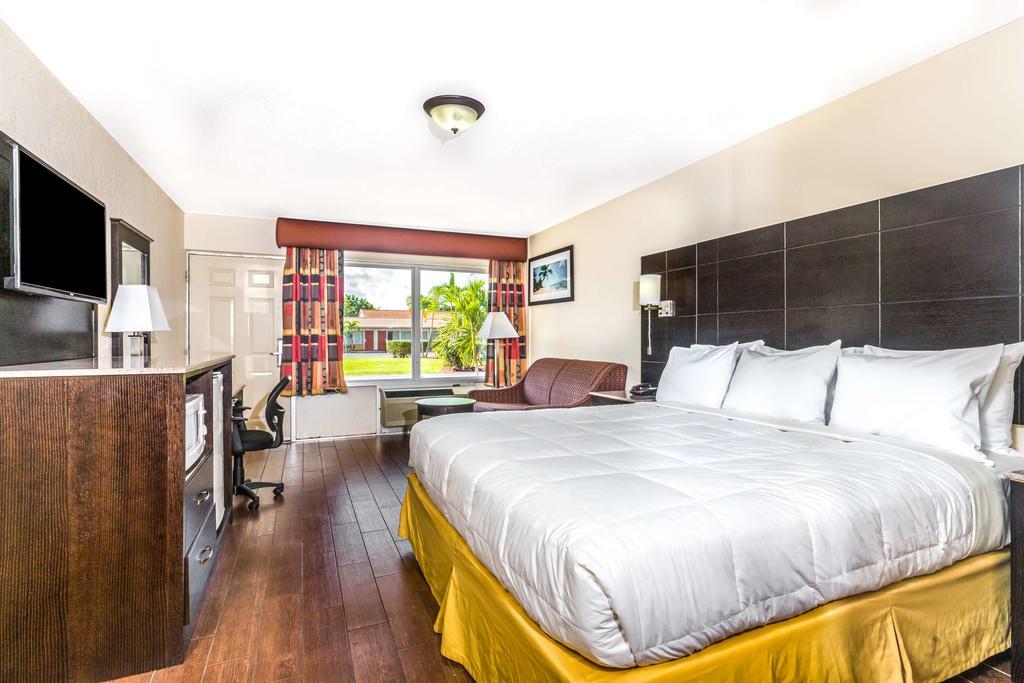 Econo Lodge Inn & Suites Флорида Сити Екстериор снимка