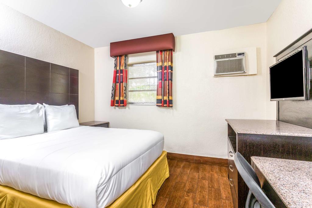 Econo Lodge Inn & Suites Флорида Сити Екстериор снимка
