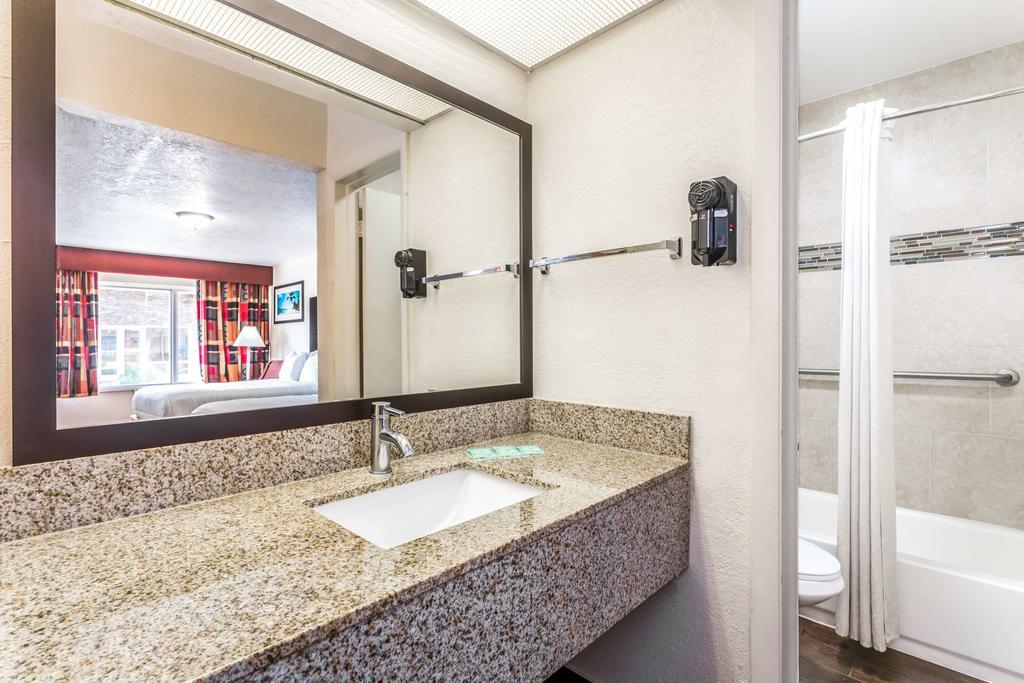 Econo Lodge Inn & Suites Флорида Сити Екстериор снимка