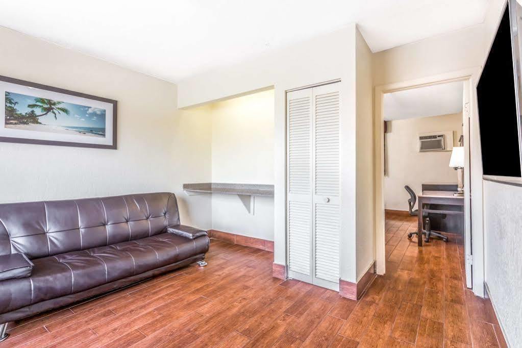 Econo Lodge Inn & Suites Флорида Сити Екстериор снимка
