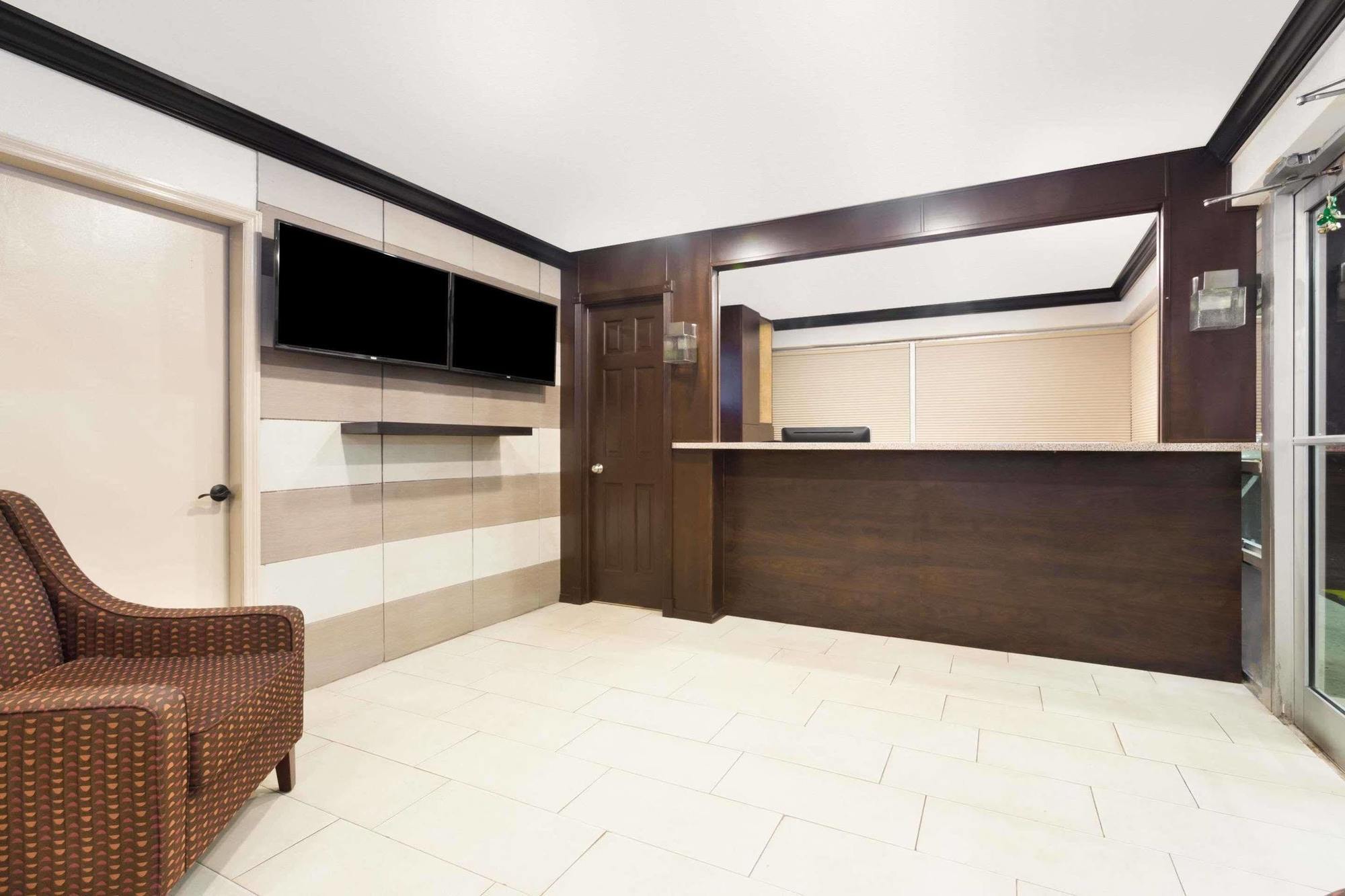 Econo Lodge Inn & Suites Флорида Сити Екстериор снимка