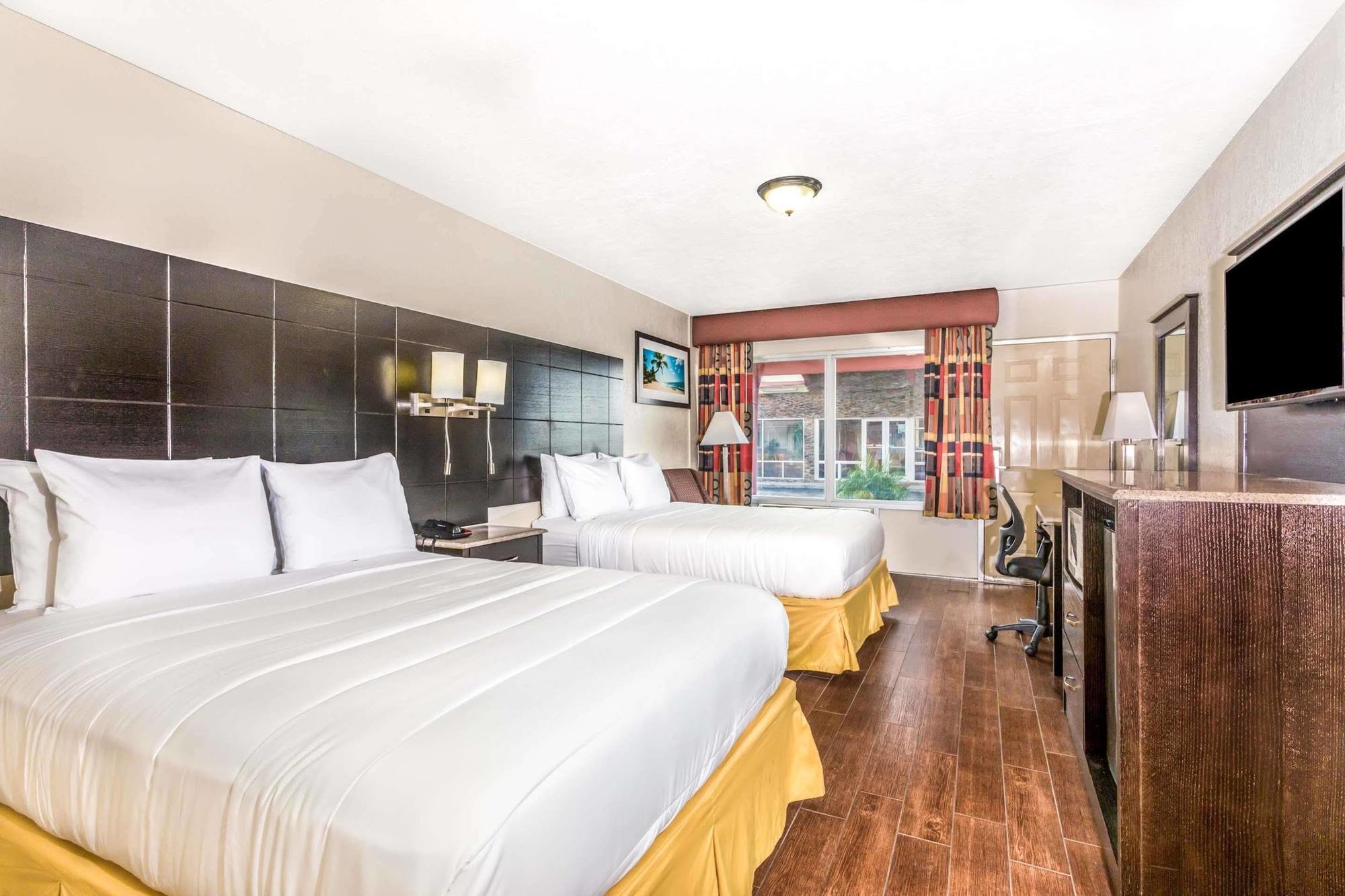 Econo Lodge Inn & Suites Флорида Сити Екстериор снимка