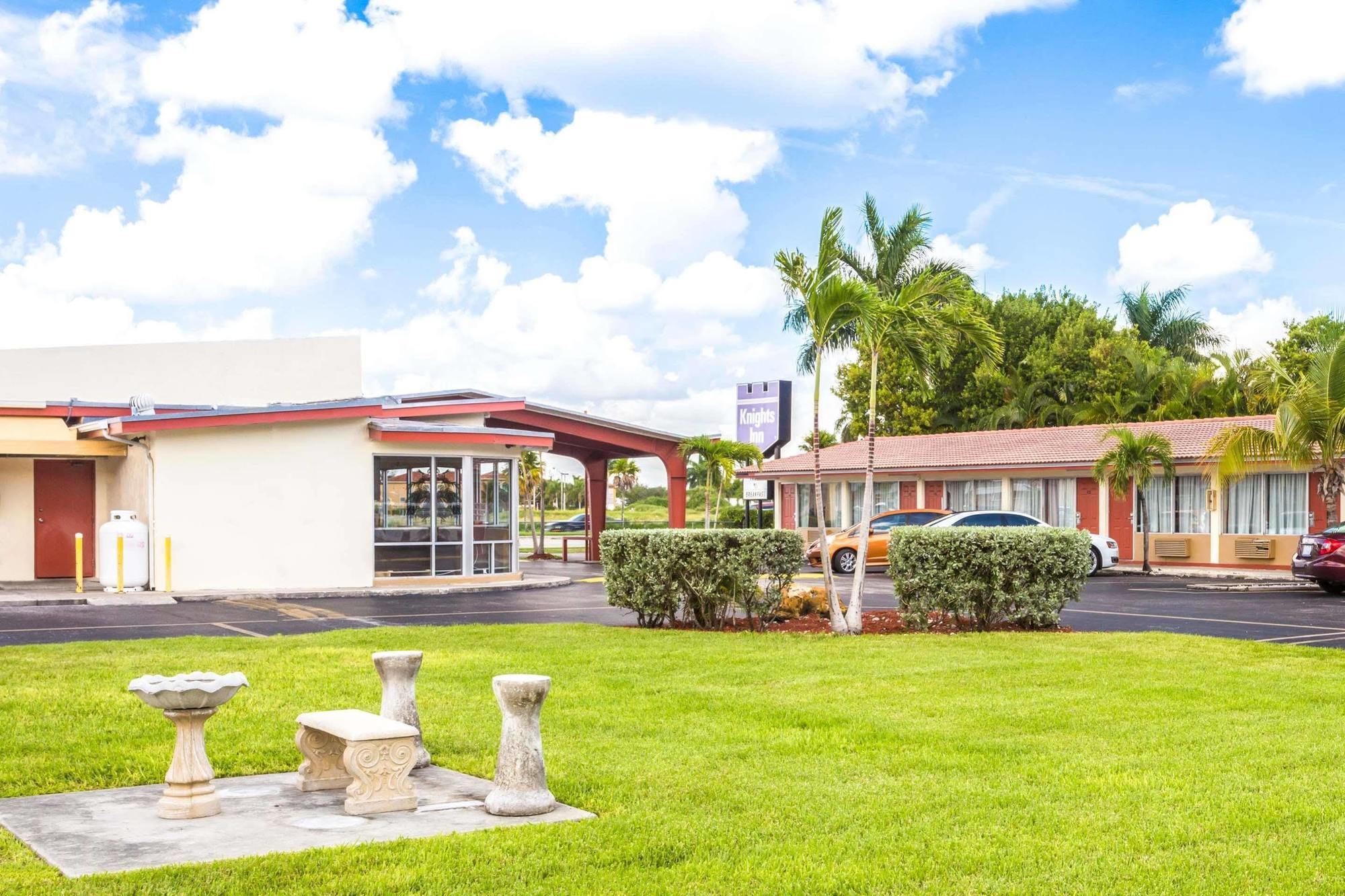 Econo Lodge Inn & Suites Флорида Сити Екстериор снимка