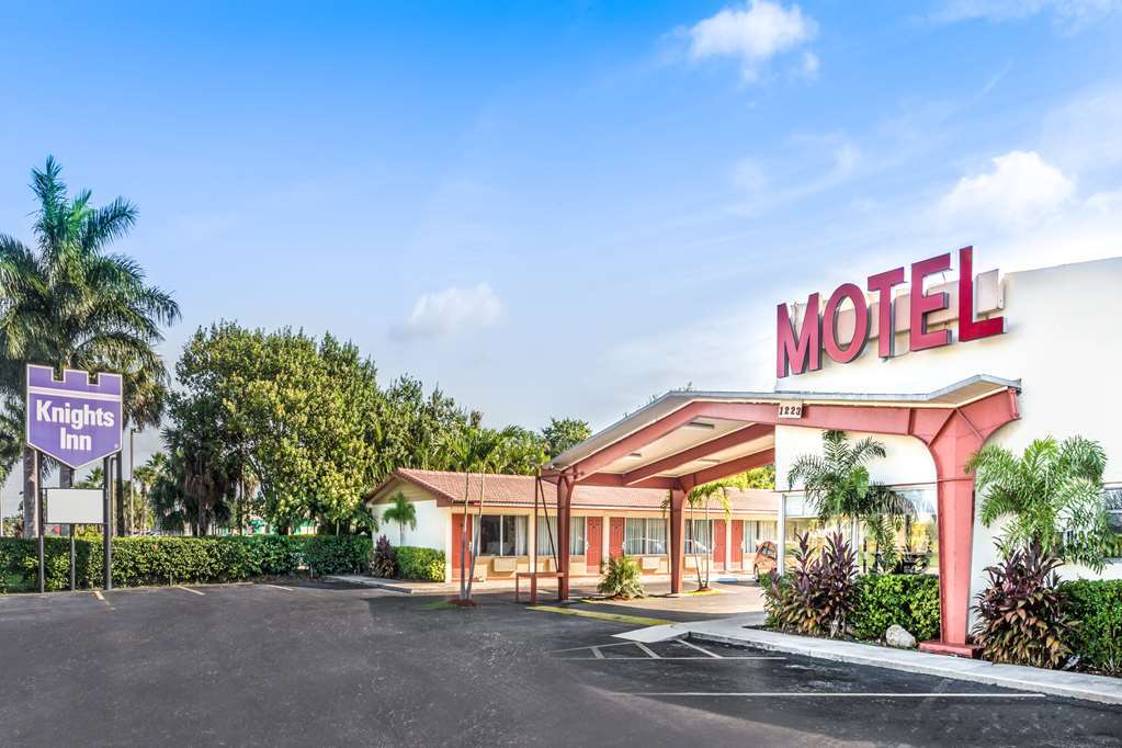 Econo Lodge Inn & Suites Флорида Сити Екстериор снимка