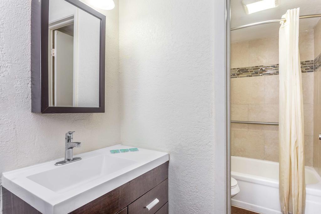 Econo Lodge Inn & Suites Флорида Сити Екстериор снимка